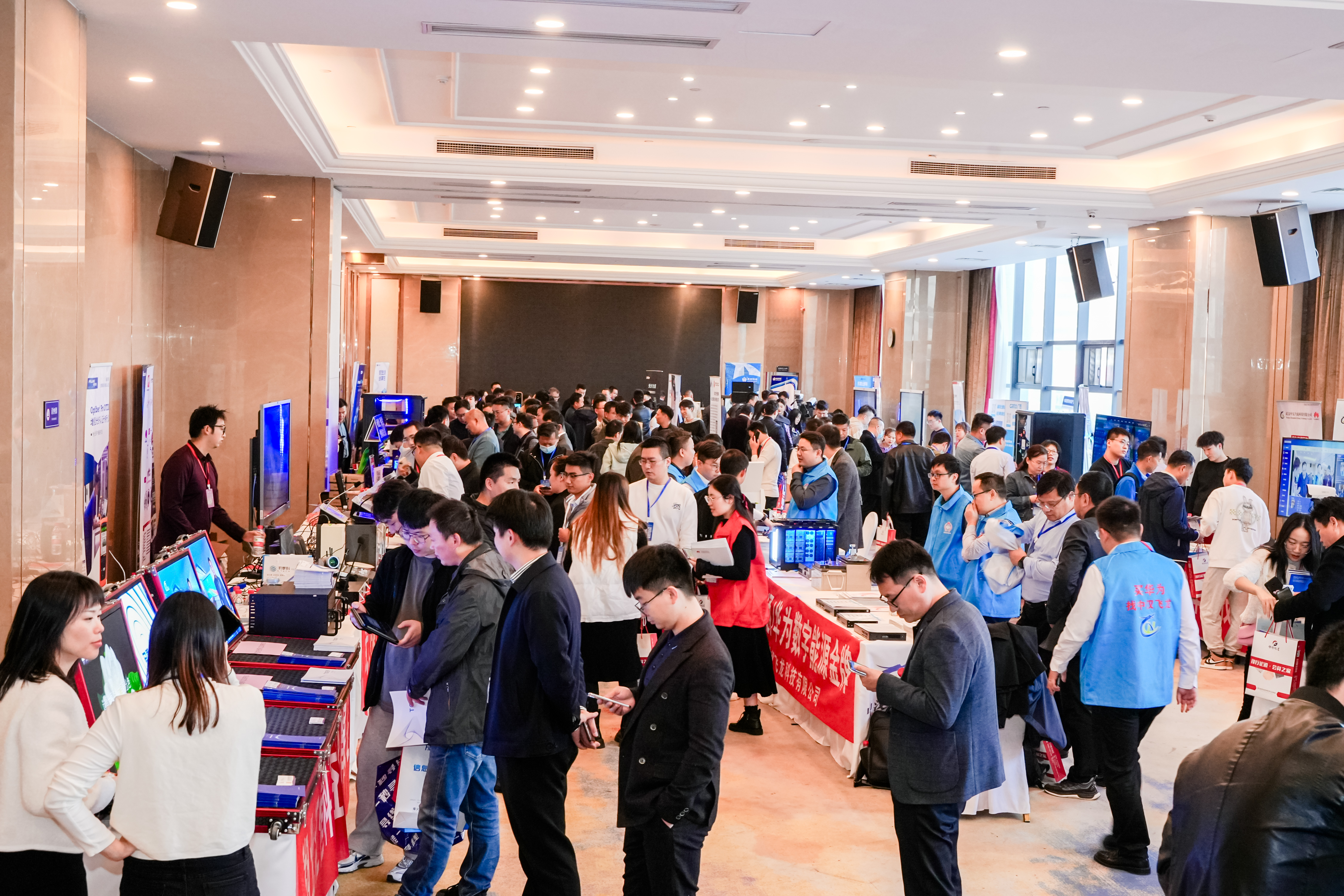 【展會回顧】宇航工業(yè)交換機十一月展會精彩瞬間回顧！